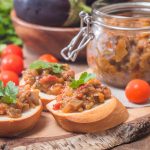 Hur man lagar auberginekaviar för vintern: 3 recept som kommer